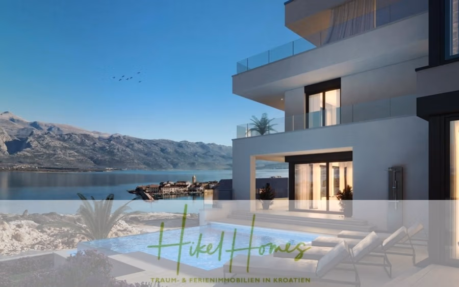 Nahe Zadar – Luxus-Villa in 2. Reihe zum Meer mit 4 SZ, Pool, Sauna, Fitness & Jacuzzi - Moderne Villa am Meer mit großen Fenstern, Balkon und Infinity-Pool mit Blick auf eine ruhige Bucht und Berge. Strahlend blauer Himmel und ein kleines Küstenstädtchen in der Ferne. Textüberlagerung: „Hike Homes“ mit deutschem Slogan. (42391)