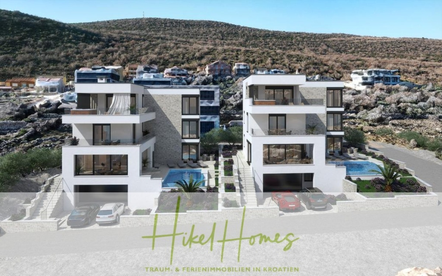 Nahe Zadar – Luxus-Villa in 2. Reihe zum Meer mit 4 SZ, Pool, Sauna, Fitness & Jacuzzi - Moderne weiße und steinerne Wohngebäude mit Balkonen und Dachterrassen, die sich an einen felsigen Hang schmiegen. Vor dem Gebäude sind mehrere Autos geparkt, und ein Poolbereich ist zu sehen. Der Text "Hikel Homes" wird am unteren Rand eingeblendet. (45964)