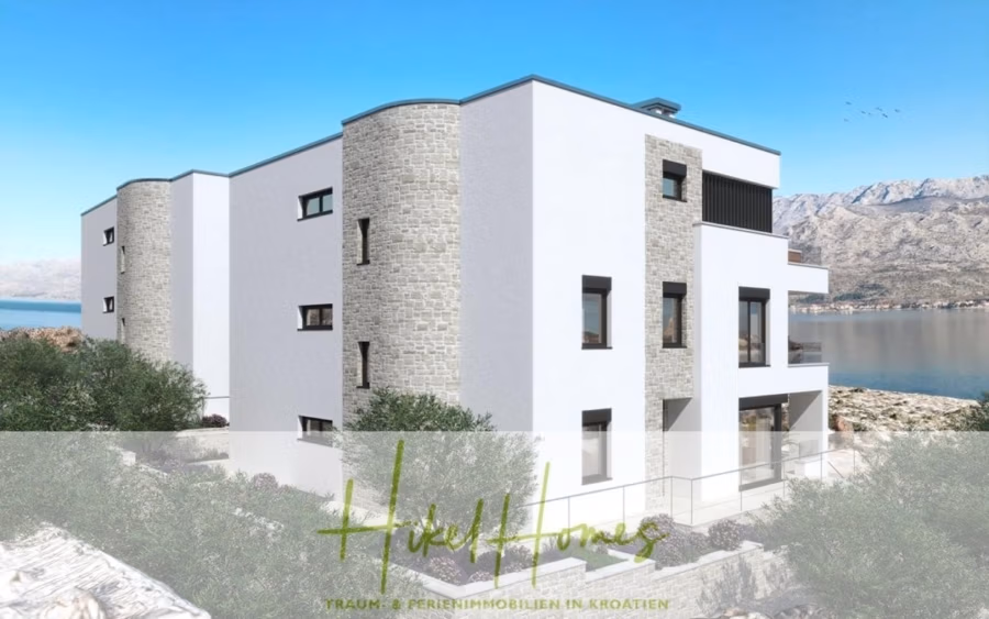 Nahe Zadar – Luxus-Villa in 2. Reihe zum Meer mit 4 SZ, Pool, Sauna, Fitness & Jacuzzi - Ein modernes, mehrstöckiges Gebäude mit einer Mischung aus weißer und steinerner Fassade, großen Fenstern und Balkonen. Es liegt vor der Kulisse eines ruhigen Gewässers und ferner Berge unter einem klaren blauen Himmel. Die Textüberlagerung lautet „Hivel Homes“. (42395)