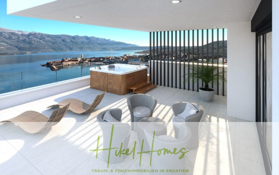 Nahe Zadar – Luxus-Villa in 2. Reihe zum Meer mit 4 SZ, Pool, Sauna, Fitness & Jacuzzi - Moderne Dachterrasse mit Whirlpool, Liegestühlen, rundem Tisch und Stühlen, Topfpflanzen und Panoramablick auf das Meer, die Berge und eine Küstenstadt; unten das Logo von "Hikel Homes". (45958)