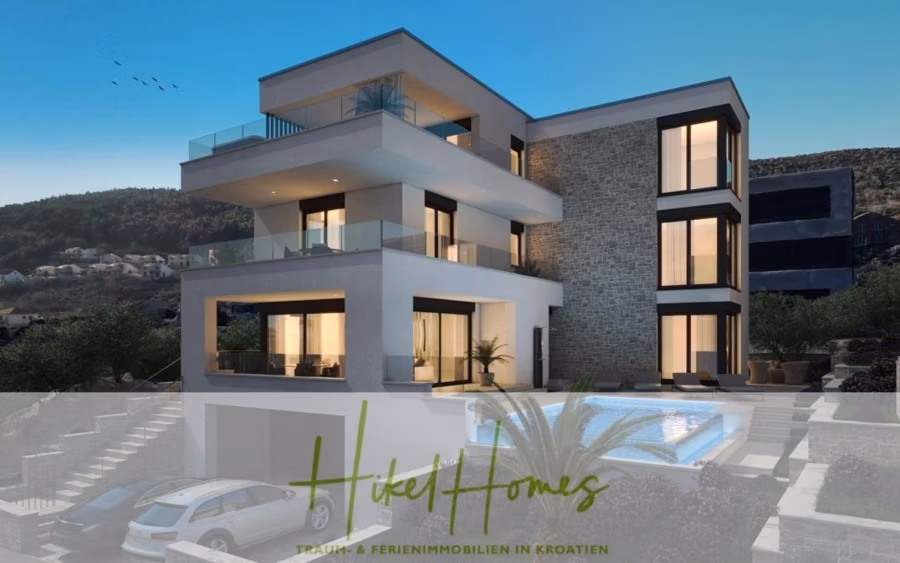 Nahe Zadar – Luxus-Villa in 2. Reihe zum Meer mit 4 SZ, Pool, Sauna, Fitness & Jacuzzi - Modernes dreistöckiges Haus mit großen Fenstern und Terrassen mit Blick auf einen Pool, vor einem Hügel in der Abenddämmerung. Ein paar Vögel fliegen am Himmel. Unten steht „Hikel Homes – Traum & Ferienimmobilien in Kroatien“. (42392)