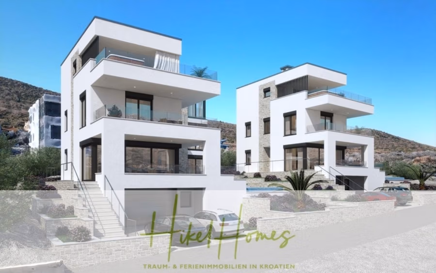 Nahe Zadar – Luxus-Villa in 2. Reihe zum Meer mit 4 SZ, Pool, Sauna, Fitness & Jacuzzi - Moderne dreistöckige weiße Villen mit Glasbalkonen an einem Hang. Die Villen verfügen über angelegte Gärten und Steinmauern und sind von viel Grün umgeben. Der strahlend blaue Himmel bildet den Hintergrund. Unten ist der Text „Hikel Homes“ eingeblendet. (42397)