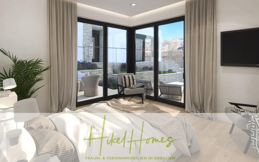 Nahe Zadar – Luxus-Villa in 2. Reihe zum Meer mit 4 SZ, Pool, Sauna, Fitness & Jacuzzi - Ein helles, modernes Schlafzimmer mit großen Fenstern, die sich zu einer Terrasse mit Sitzgelegenheiten im Freien öffnen. Beige Vorhänge, ein Bett mit weißer Bettwäsche, eine Topfpflanze und ein an der Wand montierter Fernseher schaffen eine gemütliche, einladende Atmosphäre. (45970)