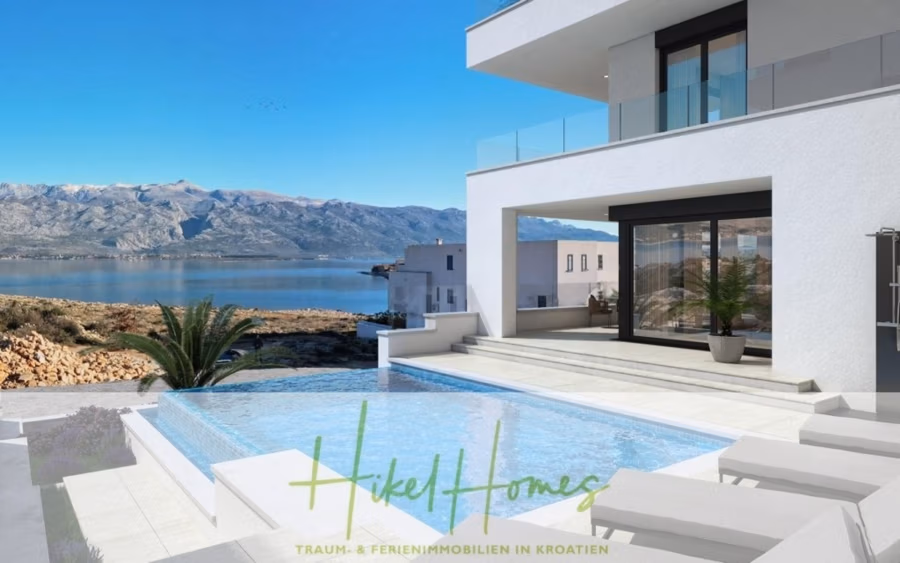 Nahe Zadar – Luxus-Villa in 2. Reihe zum Meer mit 4 SZ, Pool, Sauna, Fitness & Jacuzzi - Moderne weiße Villa mit großen Glasfenstern und Blick auf das ruhige, blaue Meer. Im Vordergrund ein Swimmingpool. Im Hintergrund felsige Berge und strahlend blauer Himmel. Textüberlagerung: „Hikel Homes“ und „Traum- & Ferienimmobilien in Kroatien“. (42389)