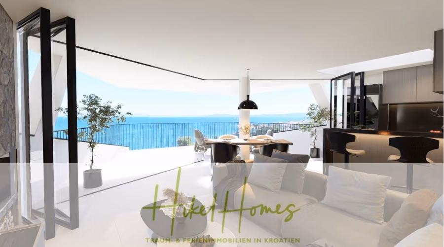 Meerblick Penthouse mit außergewöhnlicher Architektur 104m² mit 2 SZ, Terrasse und Südausrichtung - Moderner, offener Wohnbereich mit großen Glastüren, die auf einen Balkon mit Meerblick führen; moderne Möbel, eine Kücheninsel und eine helle, luftige Atmosphäre. „Hikel Homes“-Logo und Textüberlagerung am unteren Rand. (43813)