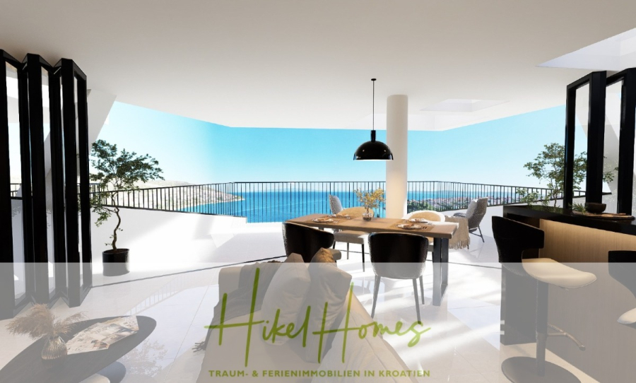 Meerblick Penthouse mit außergewöhnlicher Architektur 104m² mit 2 SZ, Terrasse und Südausrichtung - Moderner offener Wohn- und Essbereich mit großen Fenstern, minimalistischem Dekor und einem großzügigen Balkon mit Blick auf das Meer und die Küste unter einem klaren blauen Himmel. Das Logo und der Slogan von "Hikel Homes" sind am unteren Rand eingeblendet. (46331)