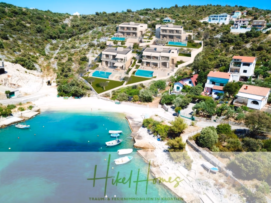 Villa Bettina – Luxus mit Blick auf Strand – Bucht – Meer / 3 Schlafzimmer / 3 Bäder - Ein malerischer Küstenblick auf eine kleine Bucht mit türkisfarbenem Wasser und mehreren Booten. Villen am Hang blicken auf die Bucht, umgeben von üppigem Grün. Das Bild enthält ein Logo und den Text: „Hikel Homes“ und „TRAUM & FERIENIMMOBILIEN IN KROATIEN“. (41584)