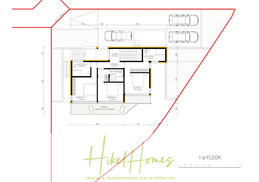 Villa Bettina – Luxus mit Blick auf Strand – Bucht – Meer / 3 Schlafzimmer / 3 Bäder - Architektonischer Grundriss des ersten Stocks eines Hauses mit drei Schlafzimmern, zwei Badezimmern, einem Flur, einem Balkon und Schränken; außen befinden sich Zufahrten und Parkplätze für Autos. Der Plan enthält Maße und Beschriftungen. (46772)