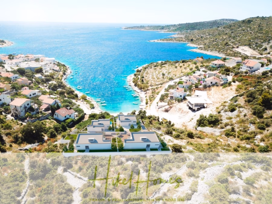 Villa Bettina – Luxus mit Blick auf Strand – Bucht – Meer / 3 Schlafzimmer / 3 Bäder - Luftaufnahme einer Küstenlandschaft mit Häusern, die auf zerklüftetem Gelände am Meer verstreut liegen. Türkisfarbenes Wasser füllt die Bucht, umgeben von vegetationsbedeckten Hügeln. Im Vordergrund ist ein Bebauungsplan mit architektonischen Umrissen zu sehen. (41585)