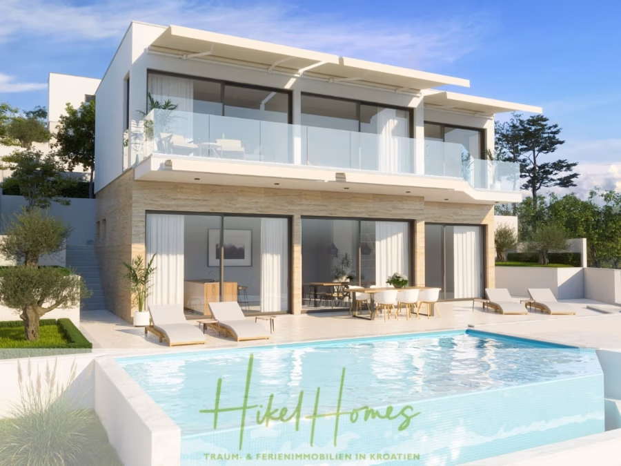 Villa Bettina – Luxus mit Blick auf Strand – Bucht – Meer / 3 Schlafzimmer / 3 Bäder - Moderne zweistöckige Villa mit raumhohen Fenstern, einem großzügigen Balkon und einem Pool davor. Umgeben von einer weißen Terrasse mit Liegestühlen und üppigem Grün. Strahlend blauer Himmel und modernes Design mit dem „Hikel Homes“-Logo am unteren Rand. (41583)