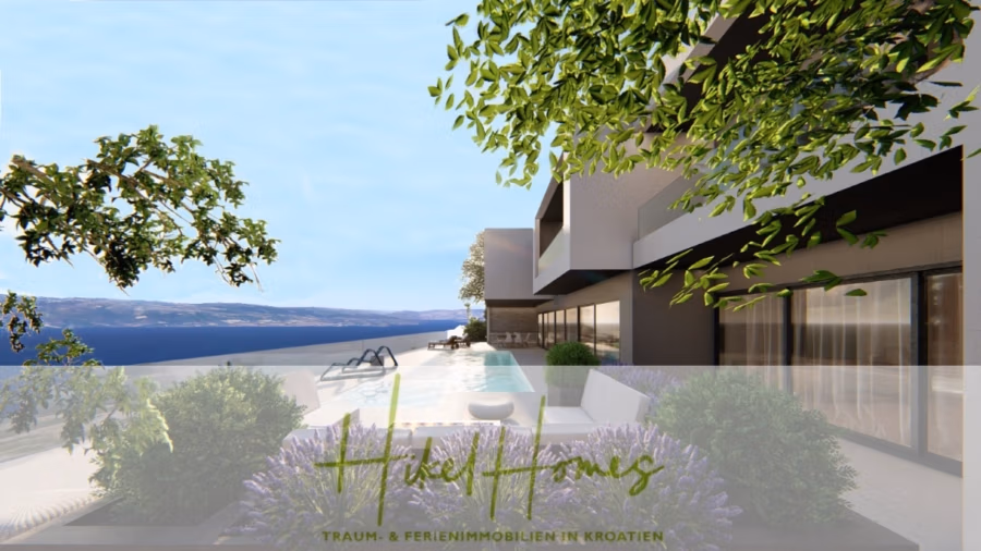 Schlüsselfertige – großzügige Meerblick Villa in ruhiger Lage, 4 SZ, 4 Bäder, Pool, … - Eine moderne Terrasse am Meer mit Pool, Loungebereich und üppigem Grün. Das Meer erstreckt sich unter einem klaren blauen Himmel bis zum Horizont. Die Szenerie lädt zum Entspannen und luxuriösen Wohnen ein. (42470)
