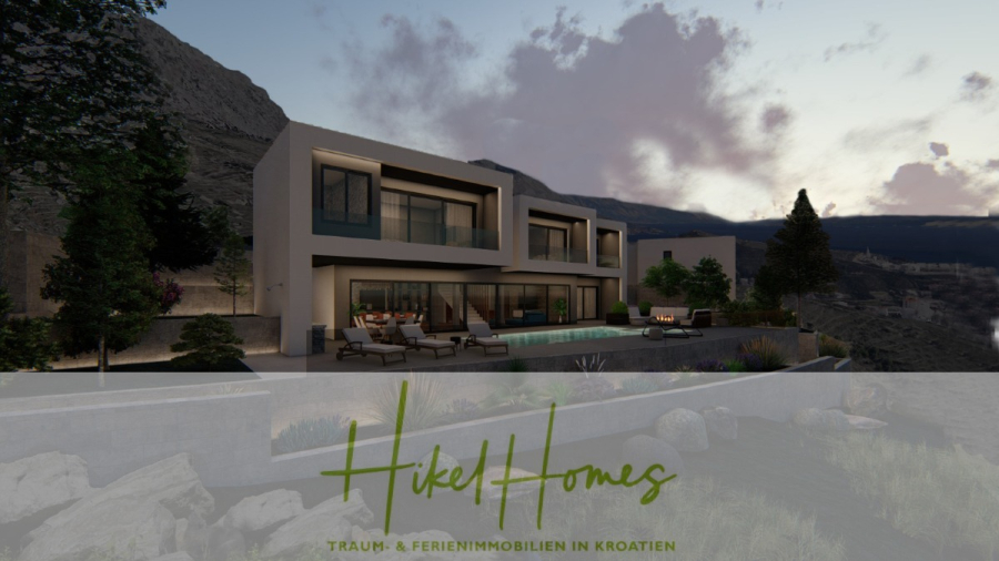 Schlüsselfertige – großzügige Meerblick Villa in ruhiger Lage, 4 SZ, 4 Bäder, Pool, … - Moderne Villa mit großen Fenstern, Außenpool und Loungebereich vor der Kulisse der Berge in der Abenddämmerung. Das Grundstück ist von Grün umgeben. Der Text am unteren Rand lautet "Hikel Homes: Traum- & Ferienimmobilien in Kroatien.". (45165)