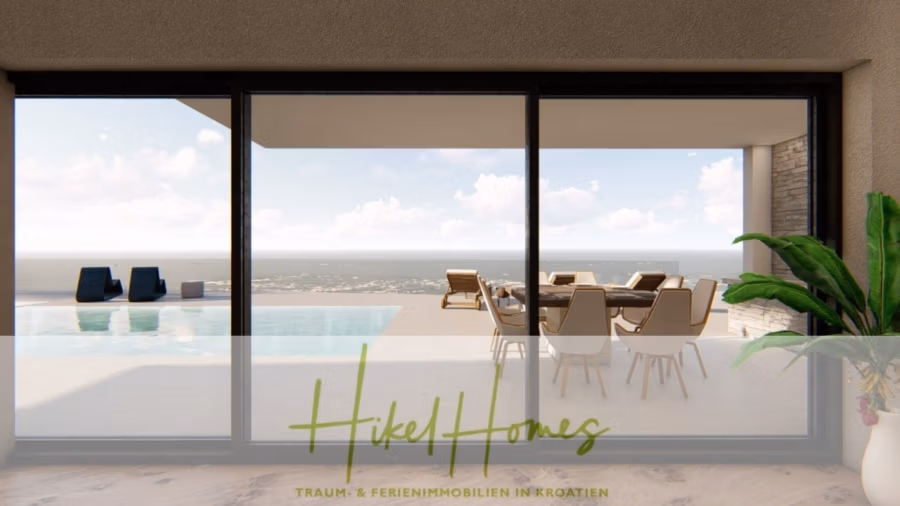 Schlüsselfertige – großzügige Meerblick Villa in ruhiger Lage, 4 SZ, 4 Bäder, Pool, … - Ein moderner, offener Wohnraum mit Blick auf einen Infinity-Pool und das Meer. Glastüren führen zu einem Essbereich im Freien. Im Vordergrund steht eine Pflanze. Unten ist der Schriftzug „Hikel Homes“ zu sehen. (42464)