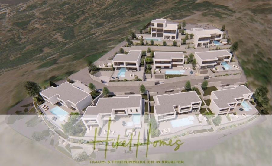 Schlüsselfertige – großzügige Meerblick Villa in ruhiger Lage, 4 SZ, 4 Bäder, Pool, … - Luftaufnahme einer modernen Wohnsiedlung in Kroatien. Der Komplex besteht aus mehreren weißen Flachdachgebäuden mit privaten Pools und Terrassen, umgeben von Grünflächen an einem Hang. Im Vordergrund sind ein Logo und ein deutscher Text zu sehen. (42476)