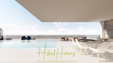 Eine moderne Terrasse mit einem Pool, Liegestühlen und einem Essbereich bietet einen Blick auf das Meer unter einem klaren Himmel. Der Text "Hikel Homes: Traum- & Ferienimmobilien in Kroatien" ist am unteren Rand zu lesen. - Schlüsselfertige – großzügige Meerblick Villa in ruhiger Lage, 4 SZ, 4 Bäder, Pool, …