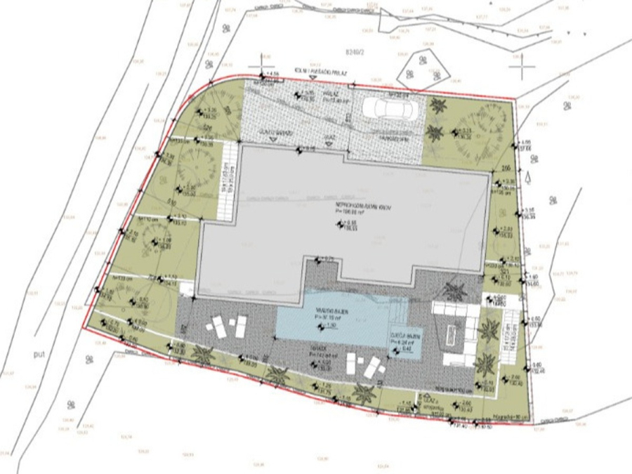 Schlüsselfertige – großzügige Meerblick Villa in ruhiger Lage, 4 SZ, 4 Bäder, Pool, … - Architektonischer Lageplan, der ein rechteckiges Gebäude auf einem begrünten Grundstück zeigt. Der Plan enthält beschriftete Bereiche für Terrassen, Sitzplätze, Wege, Bäume und Grundstücksgrenzen mit detaillierten Abmessungen und Orientierungsmarkierungen. (45169)