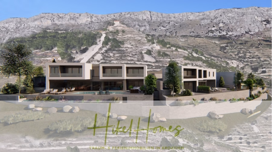 Schlüsselfertige – großzügige Meerblick Villa in ruhiger Lage, 4 SZ, 4 Bäder, Pool, … - Ein moderner Villenkomplex am Hang mit großen Glasfenstern und grünen Terrassen. Er liegt vor der Kulisse felsiger Berge unter strahlend blauem Himmel. Im Vordergrund sind angelegte Gärten zu sehen. Text: „Hikel Homes, Traum-Ferienimmobilien in Kroatien.“. (42469)