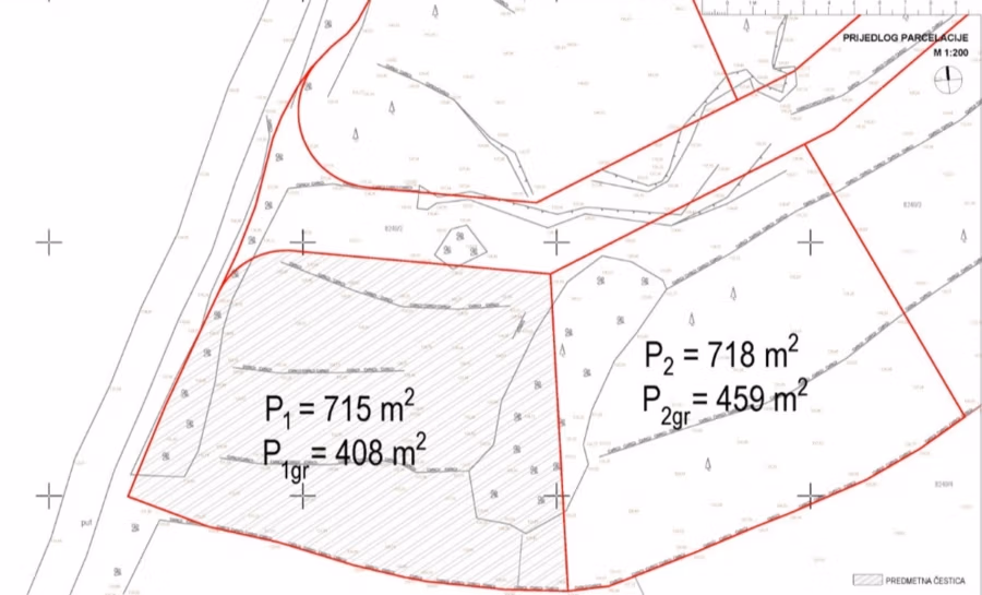 Schlüsselfertige – großzügige Meerblick Villa in ruhiger Lage, 4 SZ, 4 Bäder, Pool, … - Eine Karte mit rot markierten Grundstücken. Zwei Grundstücke sind mit den Flächen beschriftet: P1 = 715 m², P1gr = 408 m², P2 = 718 m² und P2gr = 459 m². Höhenlinien und Maßstabsangaben sind vorhanden. (42478)