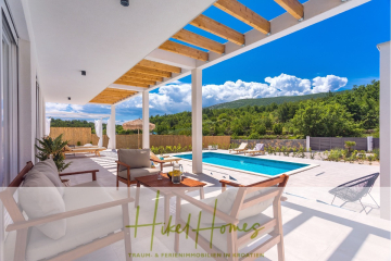 Moderner Innenhof mit hölzerner Pergola, Sitzgelegenheiten im Freien und Essbereich mit Blick auf einen Swimmingpool und eine malerische Berglandschaft unter strahlend blauem Himmel. Der überlagerte Text lautet "Hikel Homes". - 4 Schlafzimmer / 32m² Pool / Sommerküche – Neubauhaus nur 8km von Omis entfernt