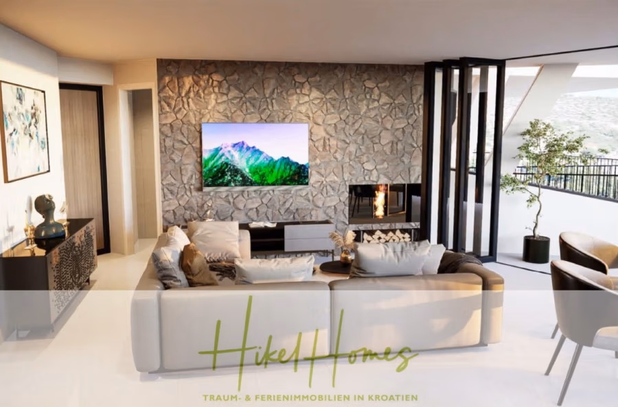 Luxus Meerblick 77m² Ensemble mit 2 Schlafzimmern, Terrasse und Südausrichtung (1. OG) - Modernes Wohnzimmer mit Steinwand, Wandfernseher mit Bergpanorama, Kamin, hellem Ecksofa und großen Fenstern mit Aussicht. Textüberlagerung: „Hikel Homes – Traum- & Ferienimmobilien in Kroatien“. (43845)