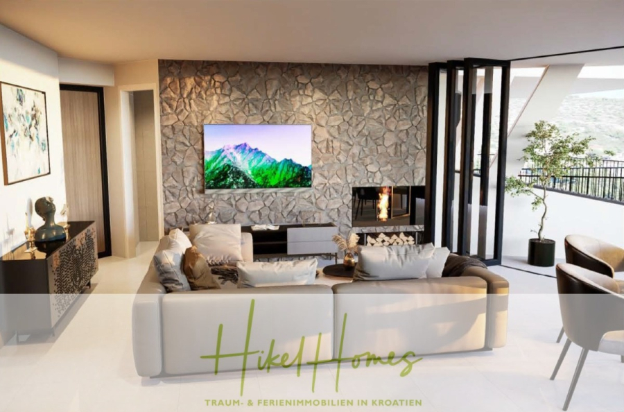 Luxus Meerblick 77m² Ensemble mit 2 Schlafzimmern, Terrasse und Südausrichtung (1. OG) - Modernes Wohnzimmer mit einer Akzentwand aus Stein, einem Fernseher, der eine Bergszene zeigt, einem großen beigen Sektionssofa und raumhohen Fenstern mit Blick auf einen Balkon. Der Text "Hikel Homes" ist am unteren Rand eingeblendet. (46844)