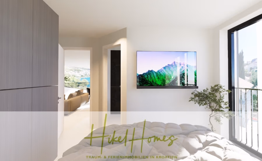 Luxus Meerblick 77m² Ensemble mit 2 Schlafzimmern, Terrasse und Südausrichtung (1. OG) - Ein helles, modernes Schlafzimmer mit großem Fenster, einem an der Wand montierten Fernseher mit Bergpanorama und einem zerwühlten Bett. Der Blick nach draußen zeigt Grün und einen Balkon. Unten steht „Hike Homes Traum- & Ferienimmobilien in Kroatien.“. (43847)