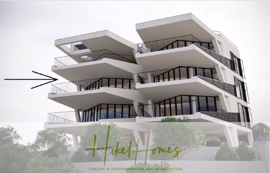 Luxus Meerblick 77m² Ensemble mit 2 Schlafzimmern, Terrasse und Südausrichtung (1. OG) - Modernes, mehrstöckiges Wohngebäude mit großen Balkonen und Steinakzenten, umgeben von Grün. Ein Pfeil zeigt auf eine bestimmte Wohnung im zweiten Stock. Unten erscheint der Text „Hikel Homes“. (43848)